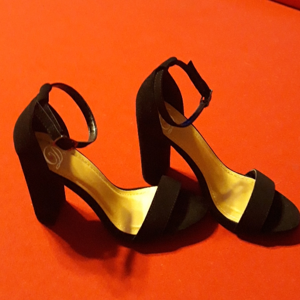NEW  simple sexy black heels